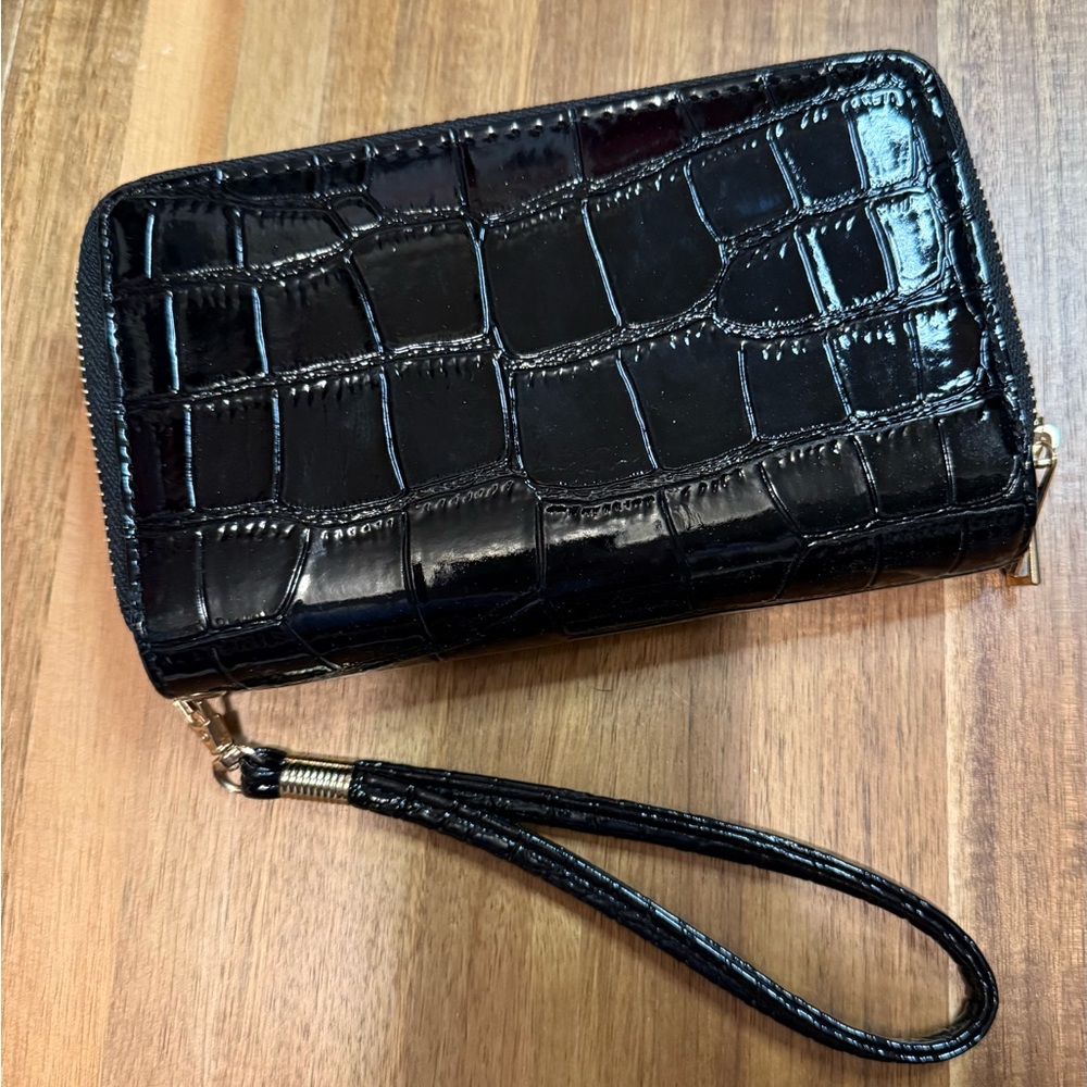 Alyssa Black Faux Croc Wristlet/Clutch Purse. NWOT